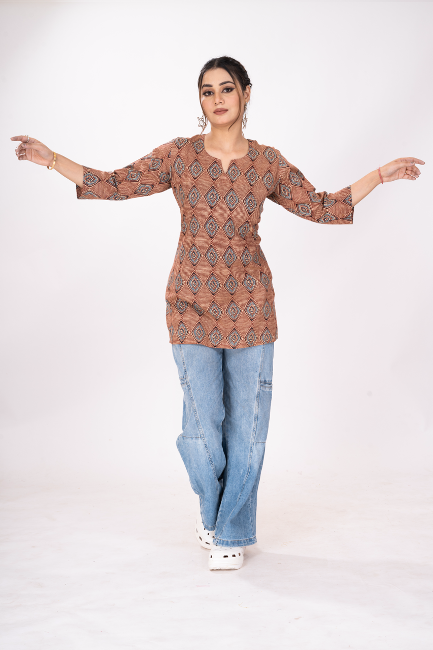 GAMTHI MAROON PRINTED SHORTTOP